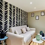 Apartment Center Of Paris By Studio Prestige